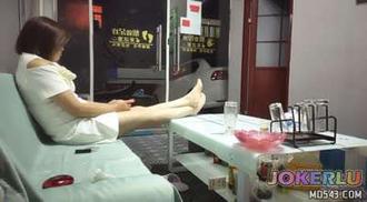  等客人无聊骚舞精壮男被勾引过来按摩 燕姐